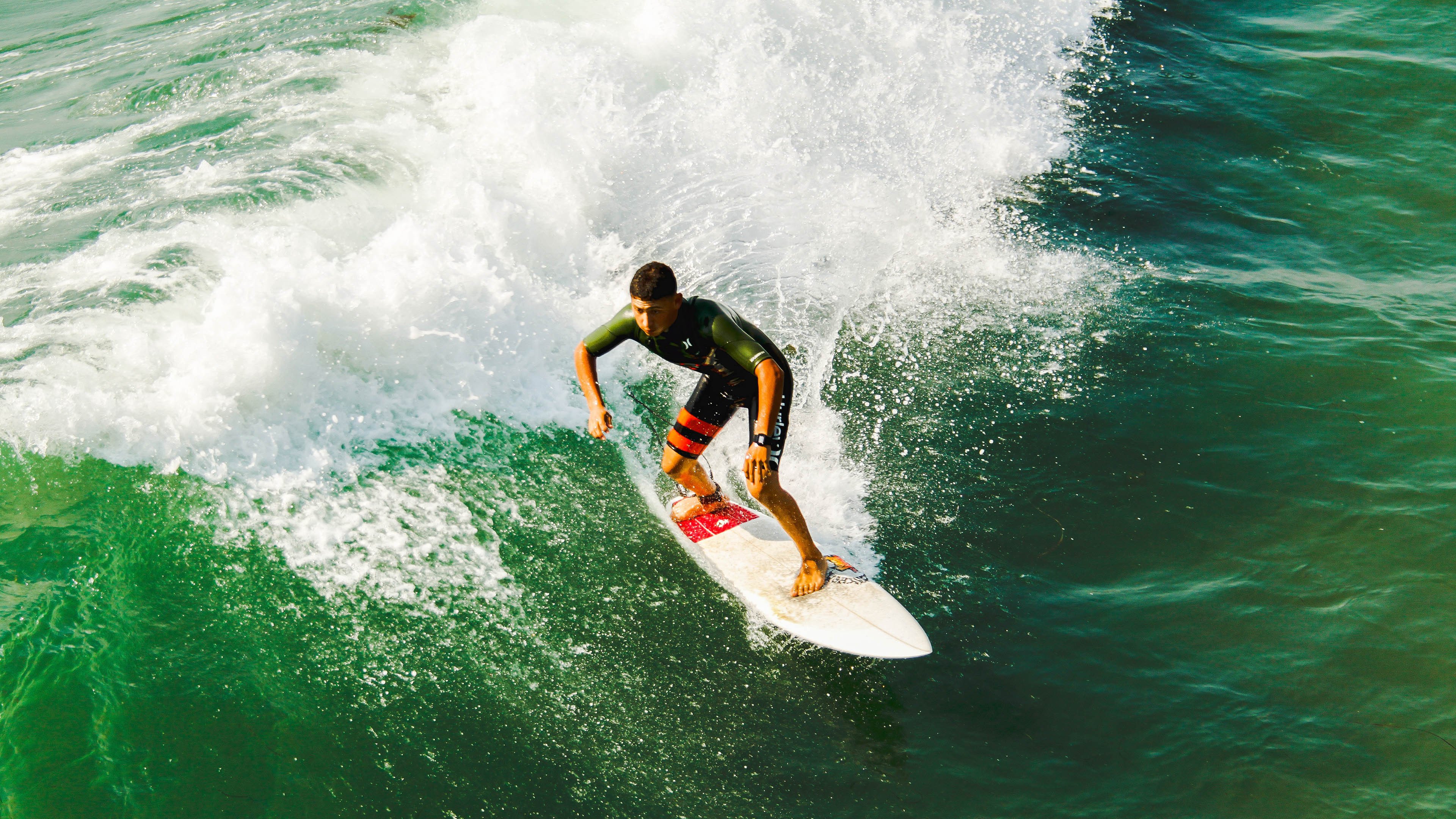 冰球联赛激战正酣，豪门对决引爆球迷热情，新秀表现抢眼