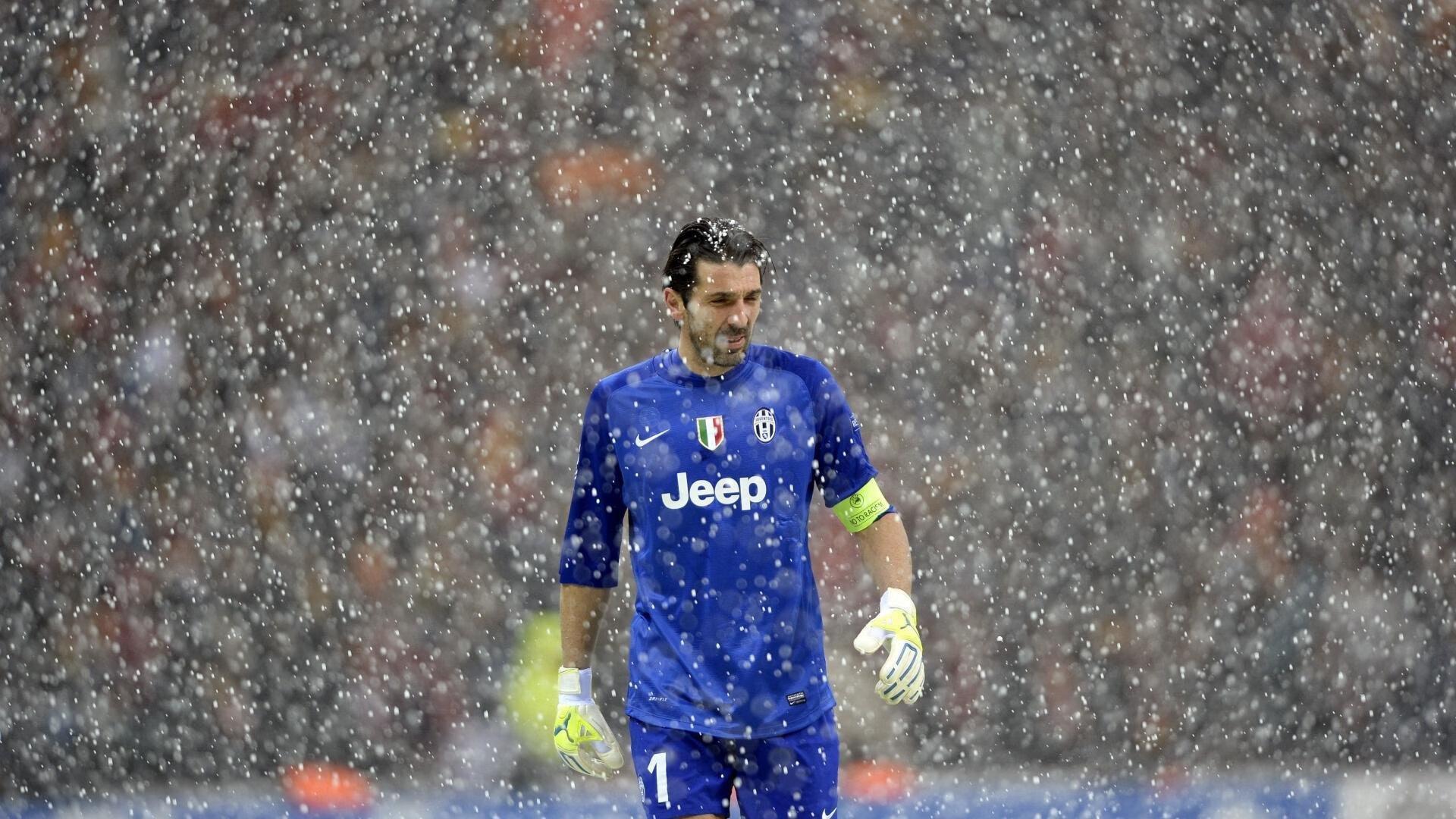 老特拉福德慈善盛宴，名宿齐聚共襄善举，红魔精神照亮社区未来